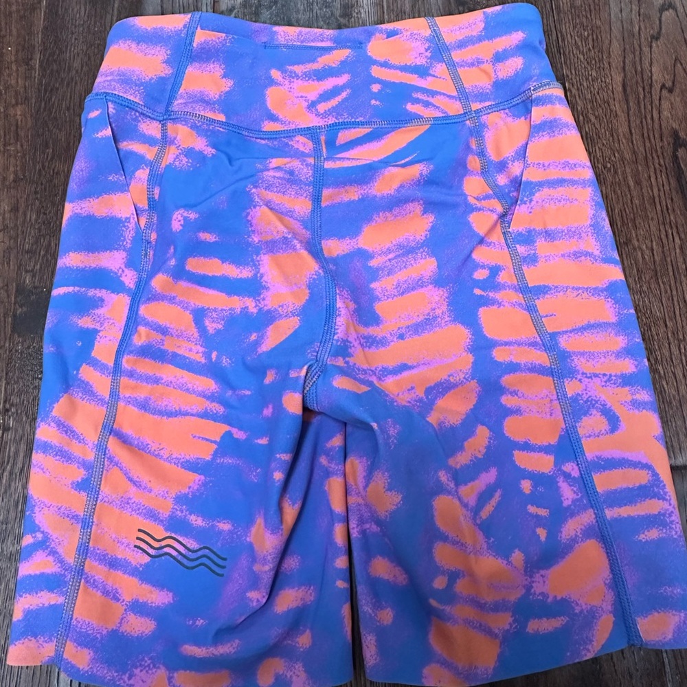 Janji Women’s 7” Pace Shorts in Cyanotype Papaya - Picture 4 of 4